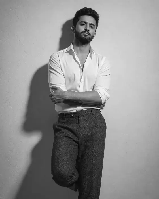 10. Black and White Wall Lean